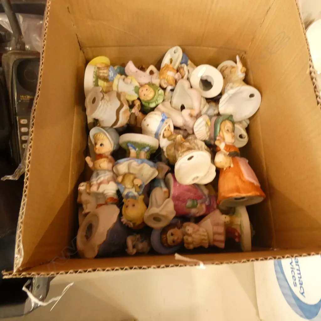 BOX PORCELAIN/CHINA SMALL FIGURINES Image 1++