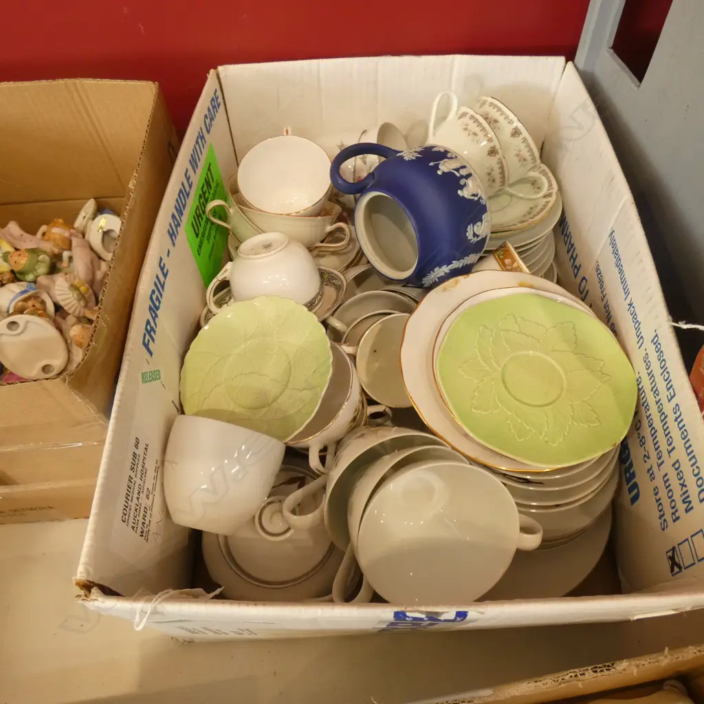 LGE BOX CUPS SAUCERS & PLATES Image 1++
