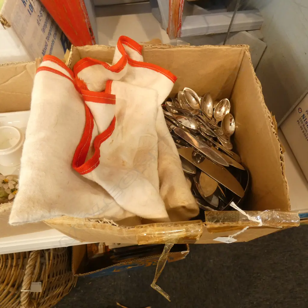 GOOD BOX LOT ASST CUTLERY INCL LADLES  Image 1++
