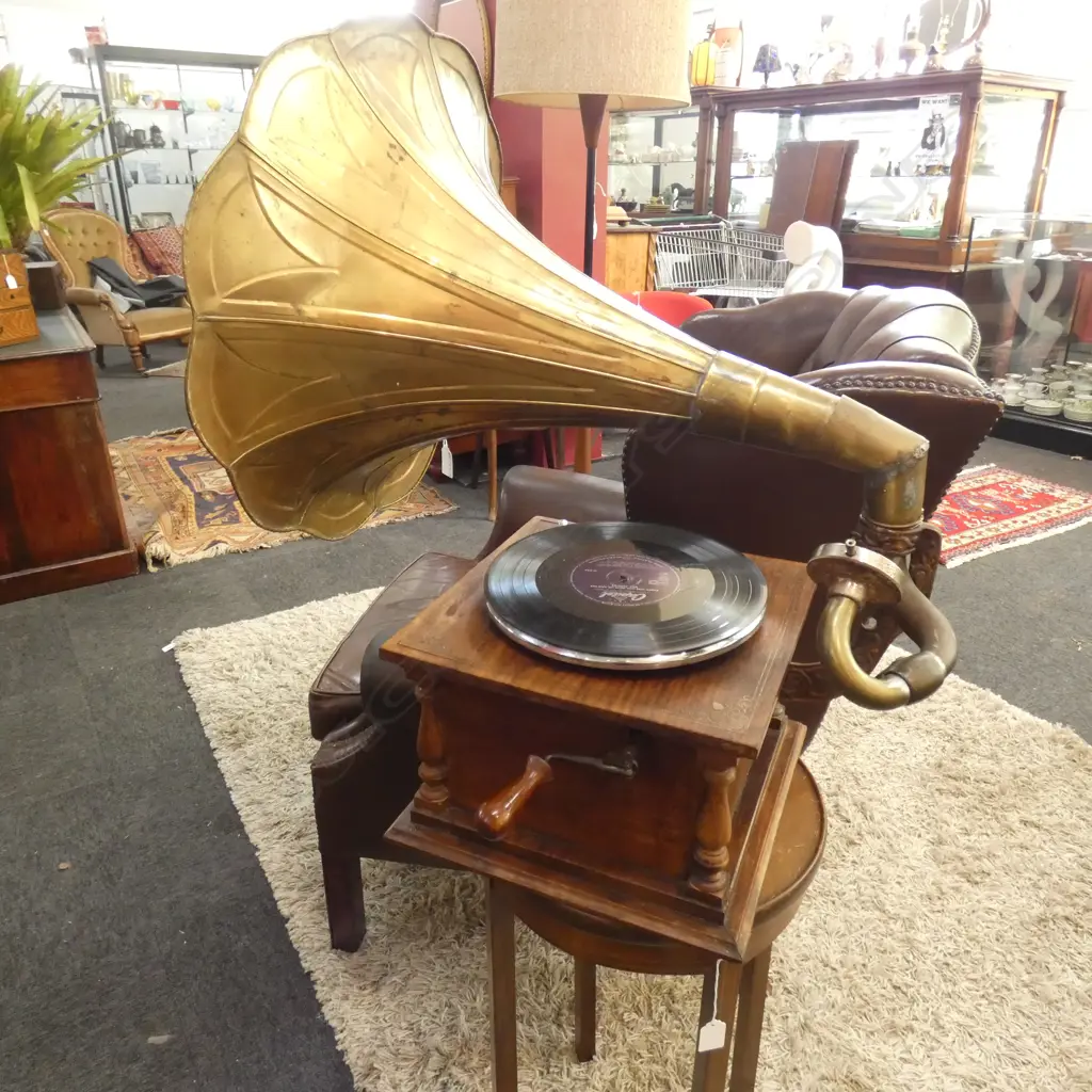 OLD GRAMAPHONE  (reproduction) Image 1++