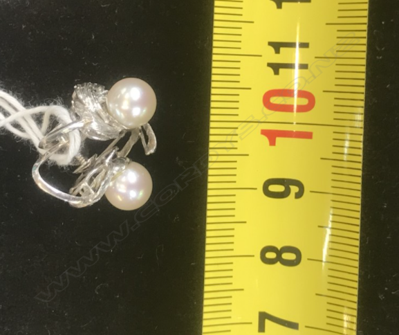 18ct WG MIKIMOTO PEARL SCREW ON EARRINGS Image 1++