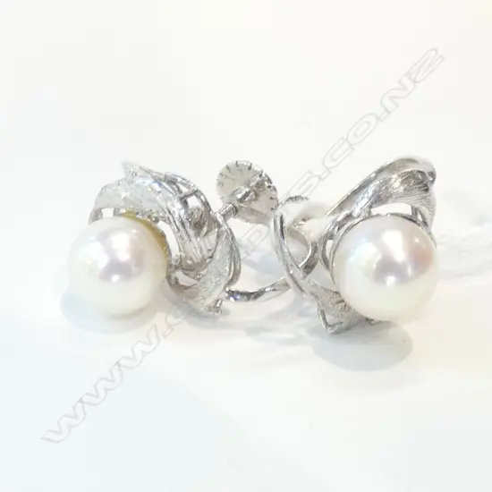 18ct WG MIKIMOTO PEARL SCREW ON EARRINGS