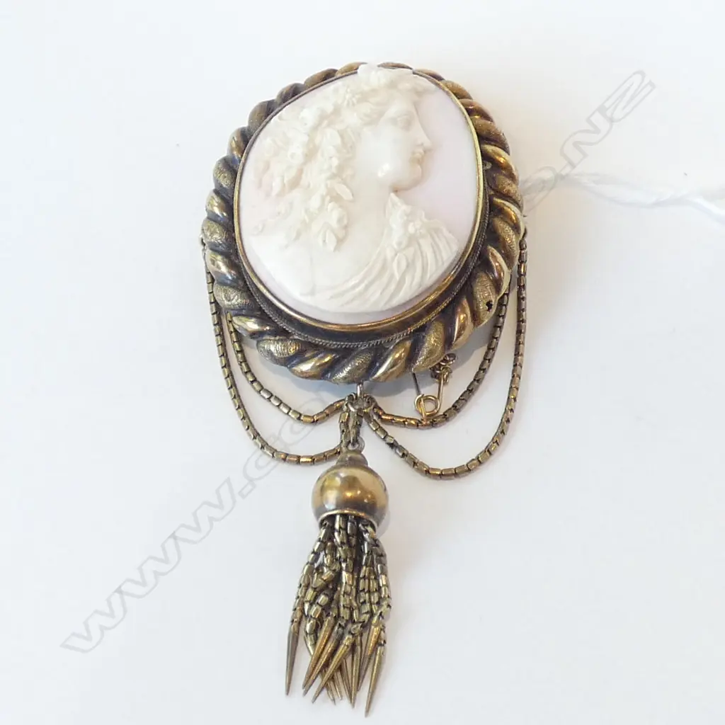 LG CAMEO BROOCH (BACK A/F)  50 X 45MM Image 1++