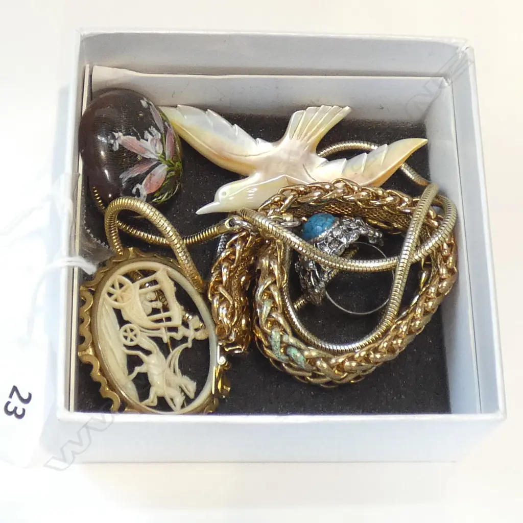 BAG ASST JEWELLERY; RING / BROOCHES ETC. Image 1++