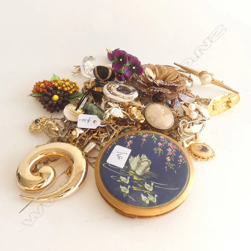 ASST. GOLD PLATE / GOLD TONE BROOCHES ETC Image 1++