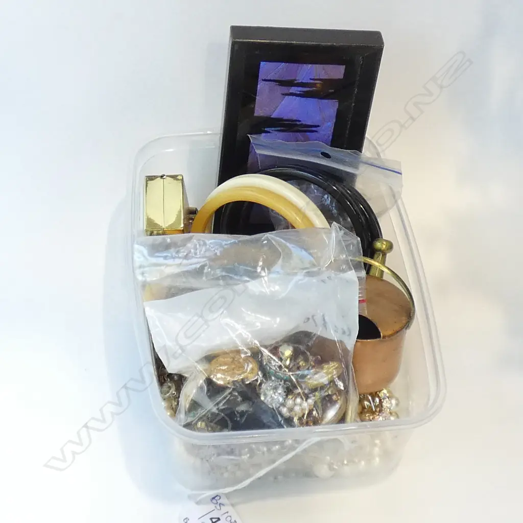 ASST. COINS & COSTUME JEWELLERY ETC Image 1++
