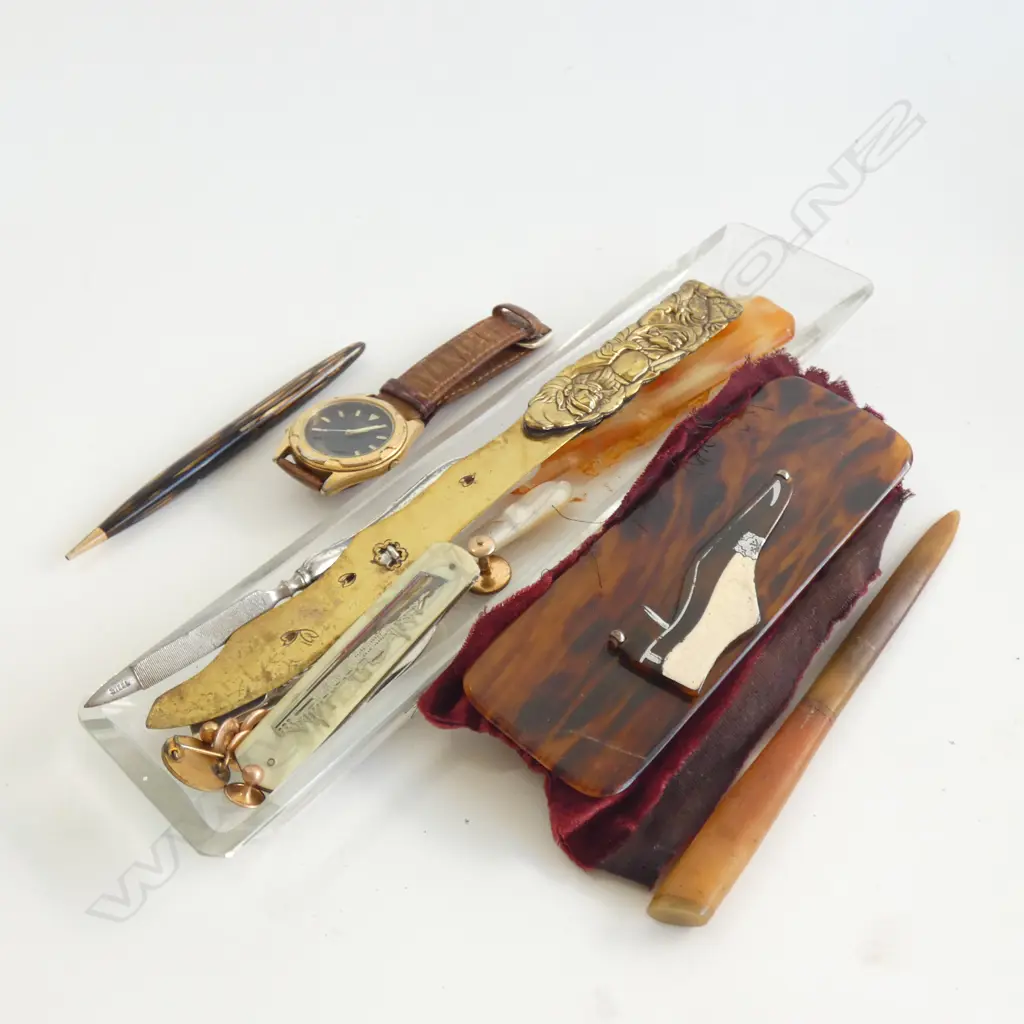 4 9CT STUDS 2.3 GRAMS + 2 STG KNIVES, STG NAIL FILE, MOP POCKETKNIFE, G.P. SEIKO WATCH ETC Image 1++