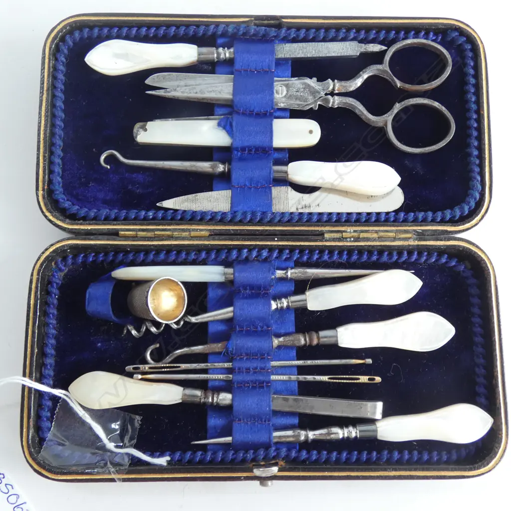 (16170) VINTAGE 13 PC MANICURE & ACCESSORIES SET - LEATHER BOX ... Image 1++