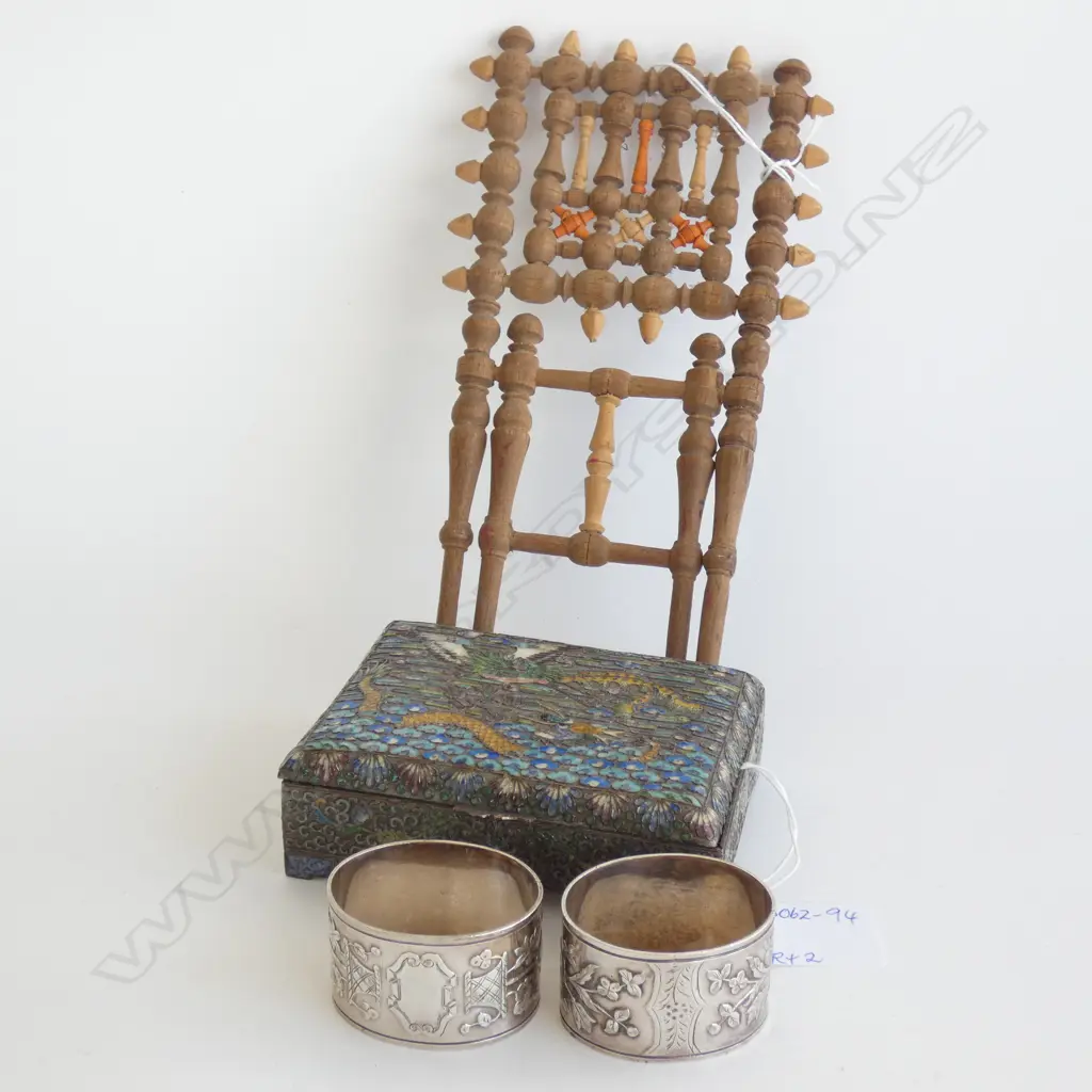 ENAMELLED LIDDED PEWTER BOX (L 110MM) 2 SILVER PLATE NAPKIN RINGS & SM WOODEN CARVED EASEL H. 225MM Image 1++