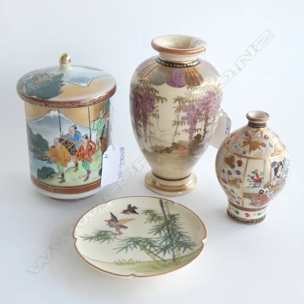 (19776) ORIENTAL PORCELAIN; 2 SM VASES (H 120MM); PLATE (DIA 90MM) & LIDDED POT (H.120MM) Image 1++