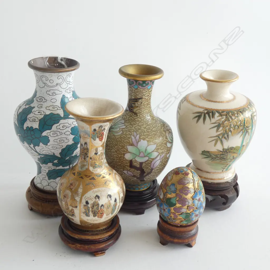5 ORIENTAL PCS; 2 CLOISONNE VASES (LARGEST H. 125MM / 2 PORCELAIN VASES & CLOISONNE EGG. ALL COME WITH WOODEN STANDS Image 1++