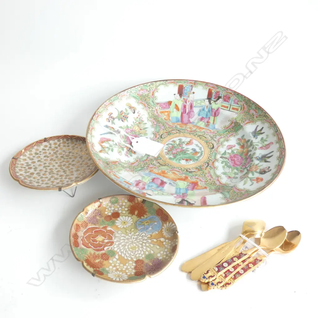 OLD FAMILLE ROSE PLATE (DIA  117MM) 2 MINIATURE ORIENTAL PLATES (DIA 95MM) + 6 GOLD PLATE & ENAMEL COFFEE SPOONS Image 1++