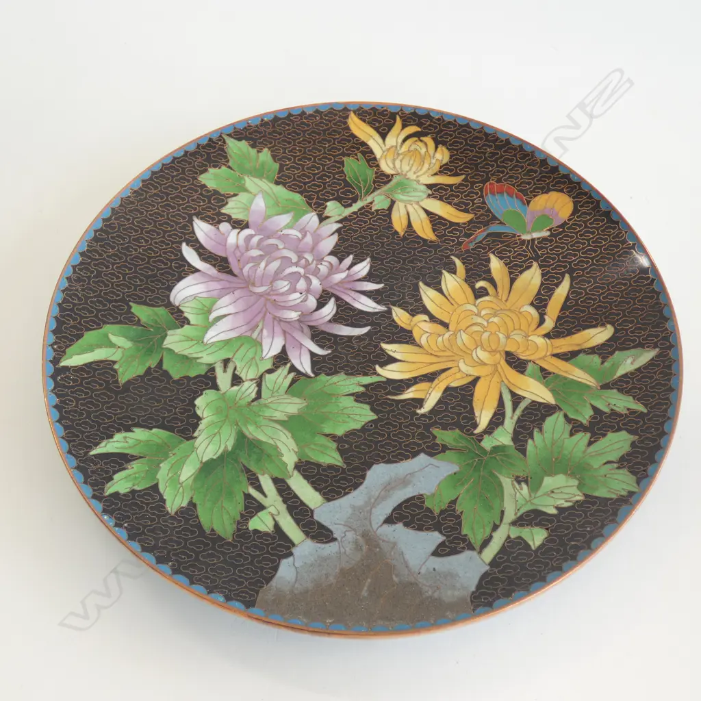 CLOISONNE PLATE - CHRYSANTHEMUM & BUTTERFLY DIA  257MM) WITH WOODEN STAND Image 1++
