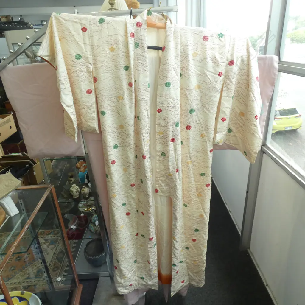 VINTAGE FULL LENGTH JAPANESE SILK KIMONO - CREAM/RED PATTERN WITH FLOWERS - CREAM/ORANGE LINING Image 1++