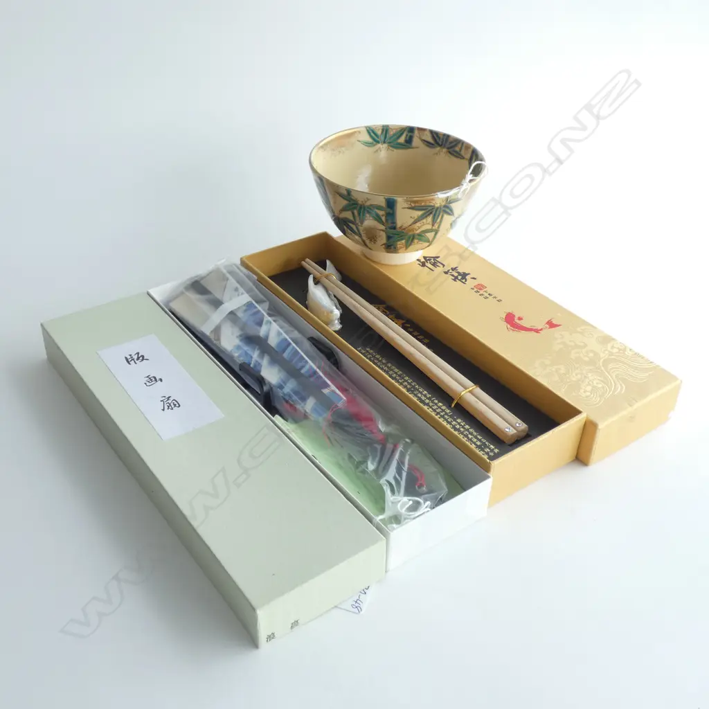 ORIENTAL POTTERY BOWL  (DIA 125MM) (SIGNED) + 2 BOXED CHOPSTICK SETS WITH STANDS  Image 1++