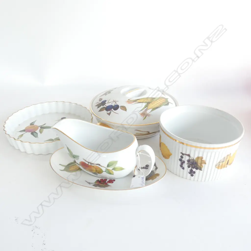 4 PCES R/WORCESTER EVESHAM; TUREEN, FLAN DISH, SOUFFLE, GRAVY Image 1++