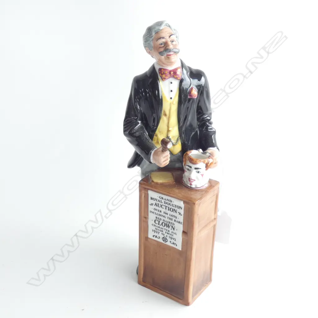 ROYAL DOULTON 'THE AUCTIONEER' FIGURE H.N.2988 H.225mm Image 1++