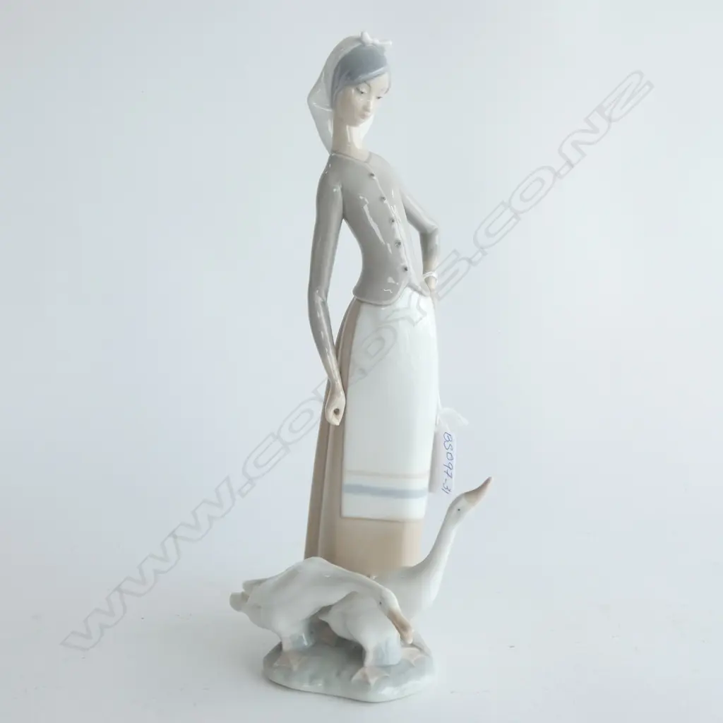 LLADRO LADY WITH 2 GEESE H. 275MM Image 1++