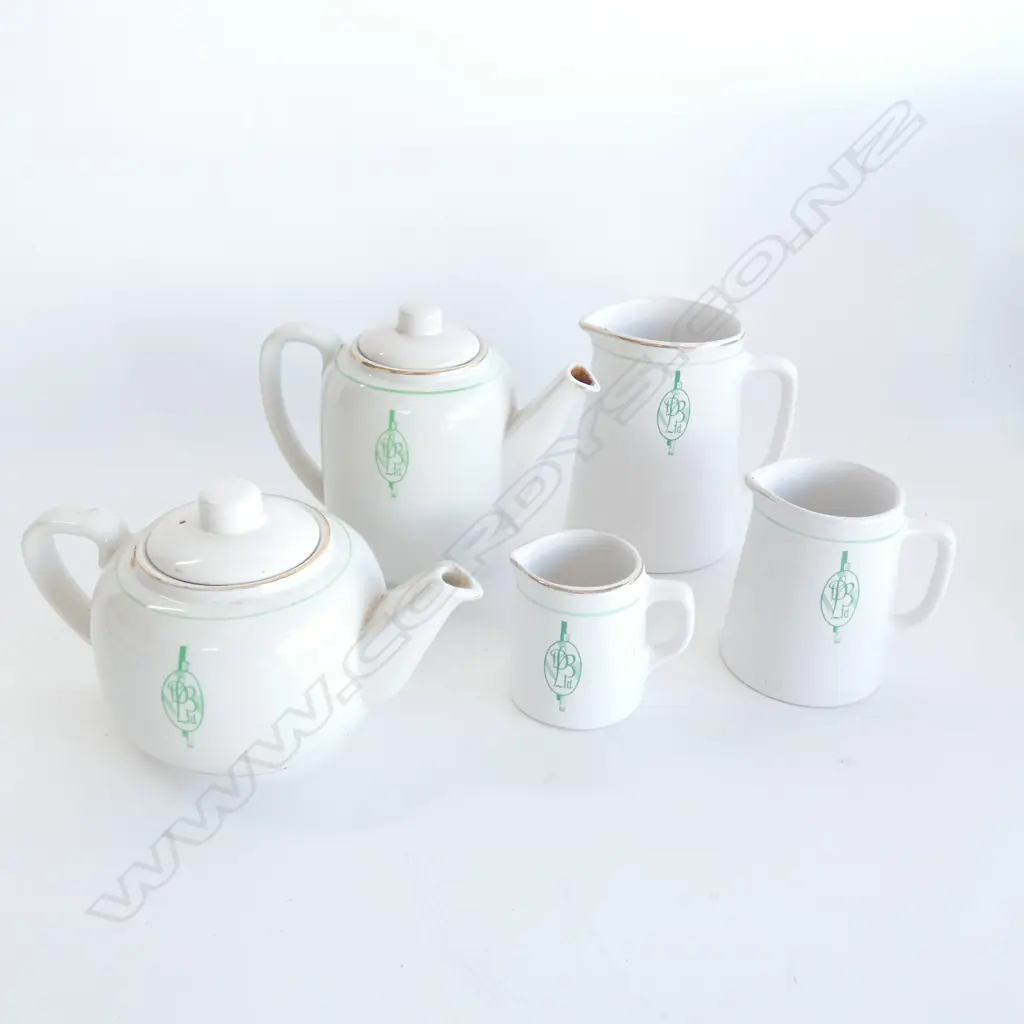 CROWN LYNN 'DB' CRESTED SM TEAPOT & COFFEE POT & 3 SM GRADUATED JUGS (LARGEST H. 110MM Image 1++