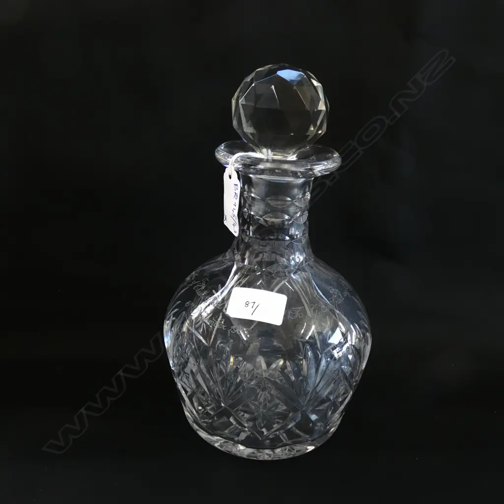 HEAVY CUT CRYSTAL DECANTER H.230mm Image 1++