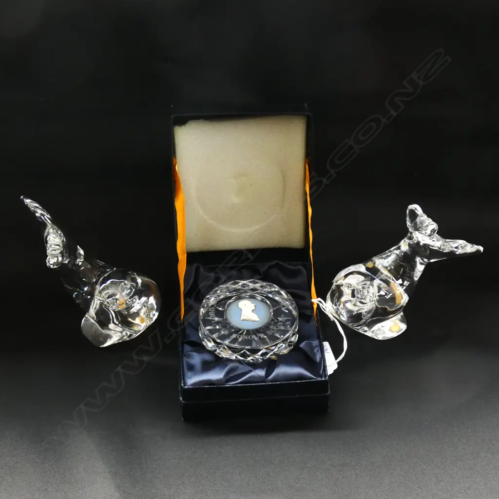 PR KOSTA GLASS SEALS + WEDGWOOD PAPERWEIGHT, BOXED Image 1++
