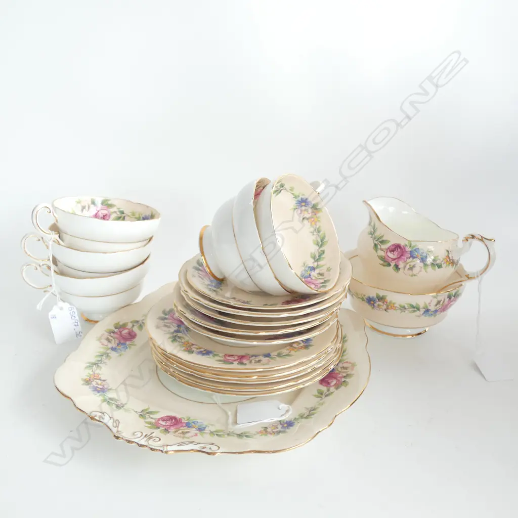 PARAGON 18 PC TEASET; PLATE / JUG / SUGAR BOWL & 5 TRIOS  Image 1++