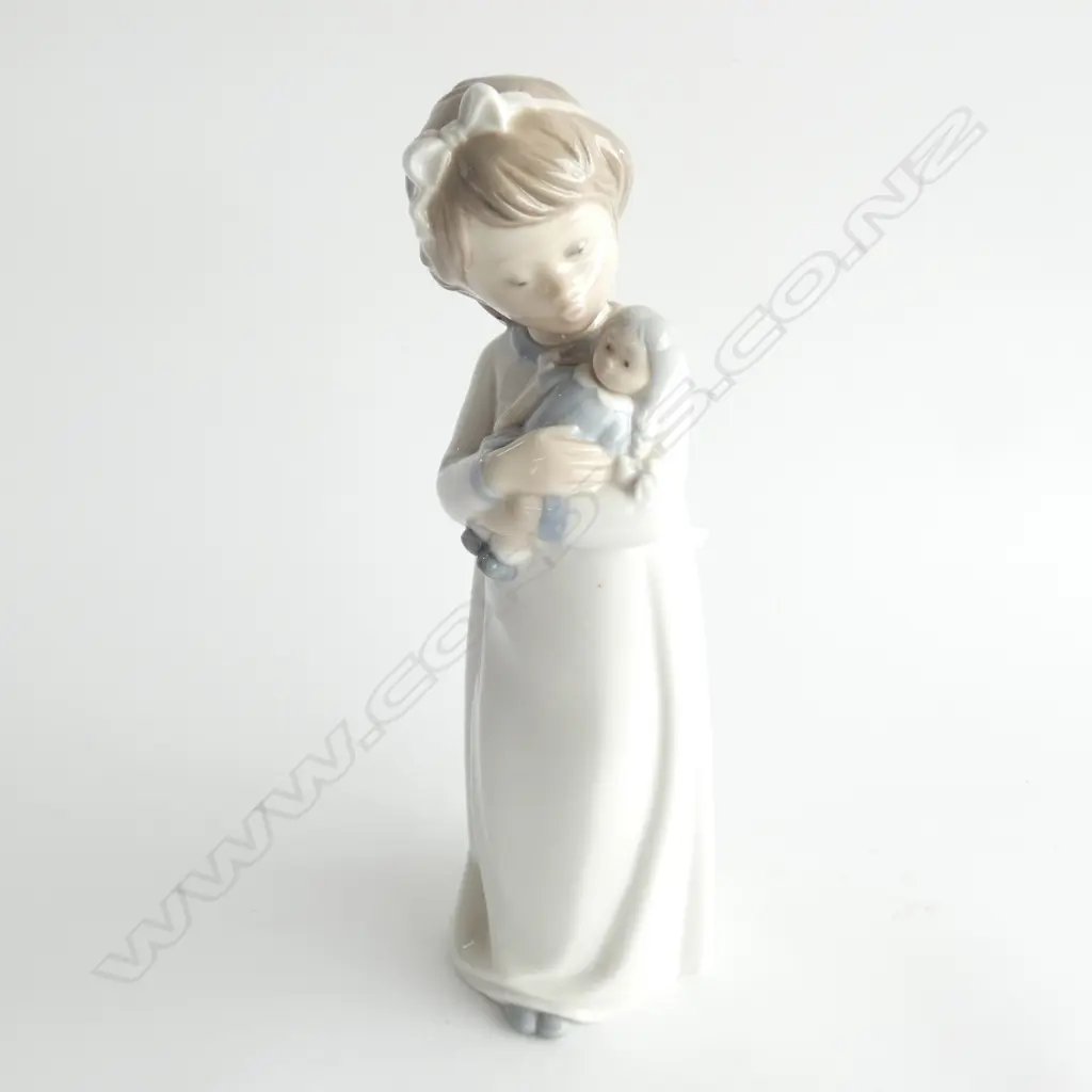 ZAPHIR GIRL w. DOLL H.245mm Image 1++