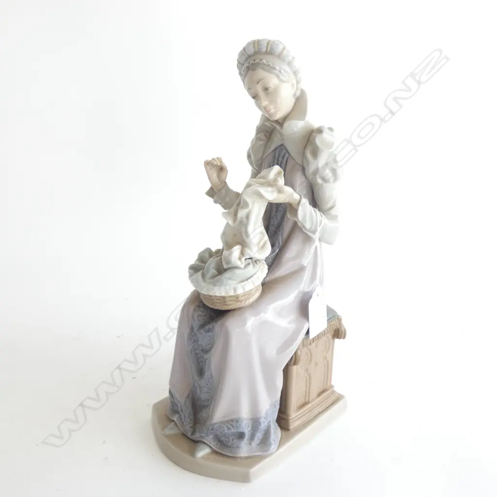 LLADRO #5126 LADY SEWING H.280mm Image 1++