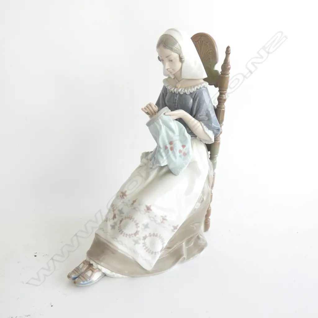 LLADRO #4865 LADY ON CHAIR SEWING H.300mm Image 1++