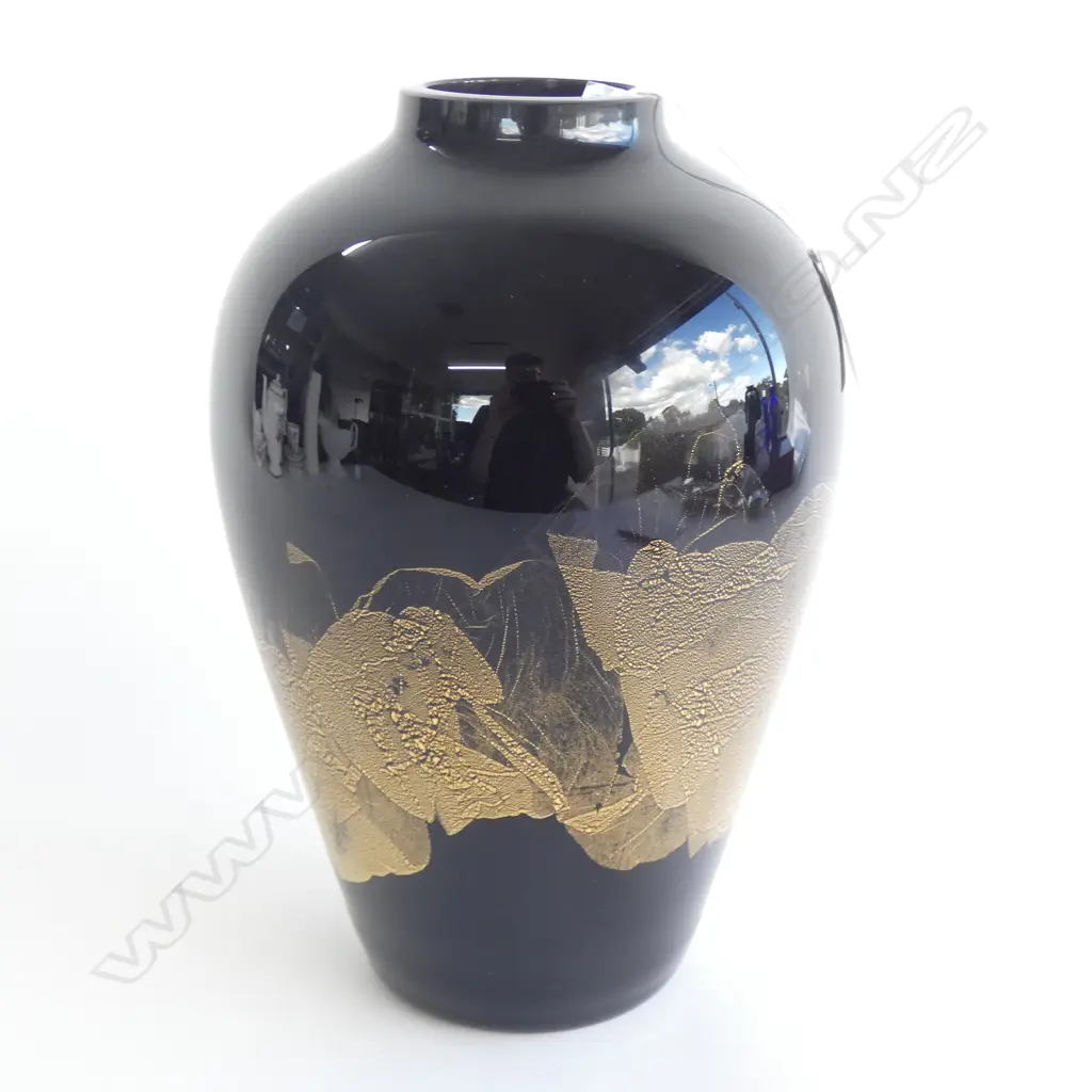 MICHAEL HARRIS GLASS VASE (ISLE OF WIGHT STUDIO) Image 1++
