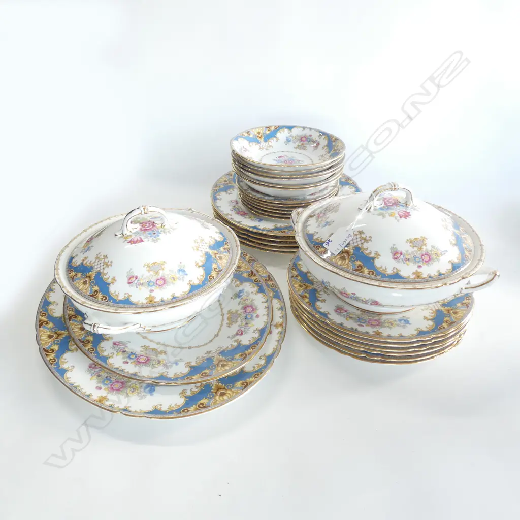 26 PCE SHELLEY 'SHERATON' PART DINNER SERVICE; 11 PLATES, 6 BOWLS, 6 SIDE PLATES, 2 PLATTERS, 2 TUREENS Image 1++