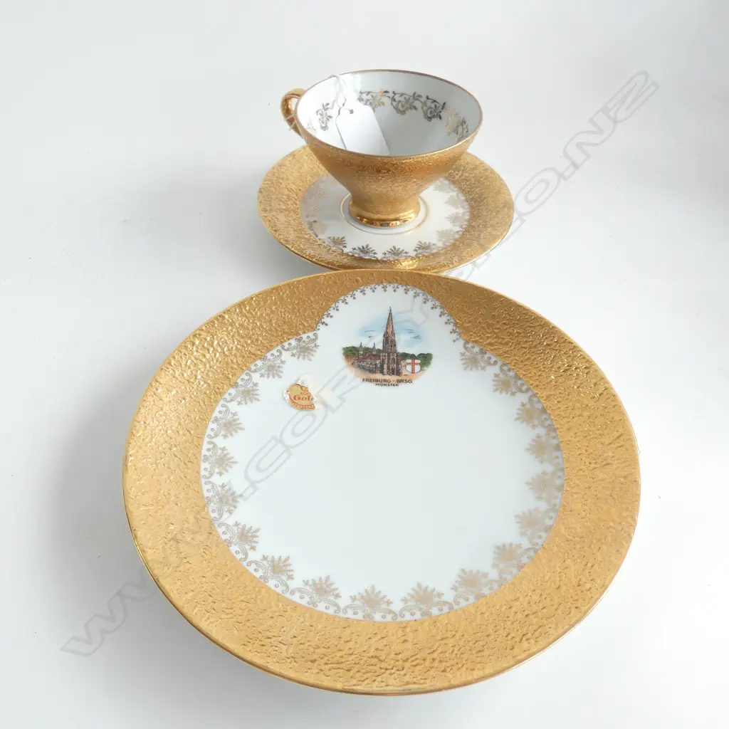 ORIENTAL LIDDED BOX + ASST. MILITARY BADGES + GOLD TRIO Image 1++