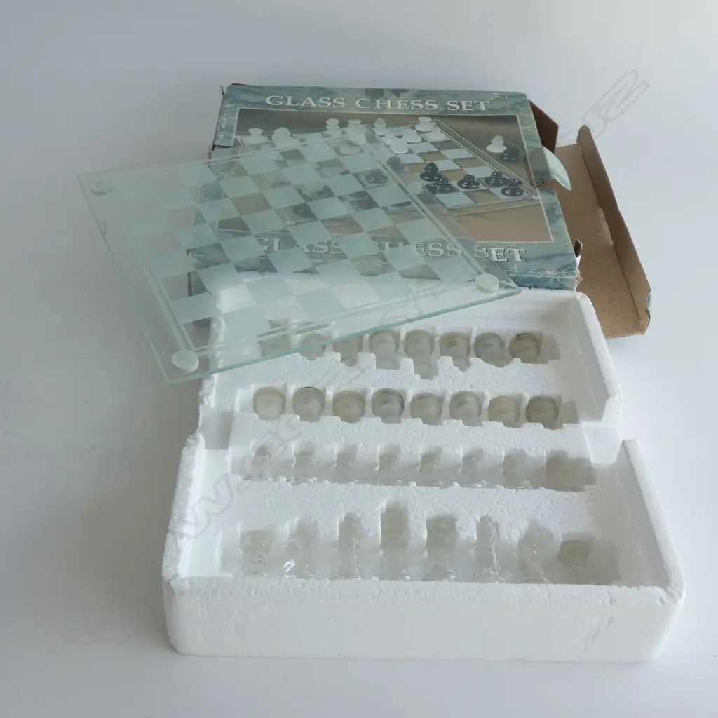 FROSTED GLASS CHESS SET, BOXED Image 1++