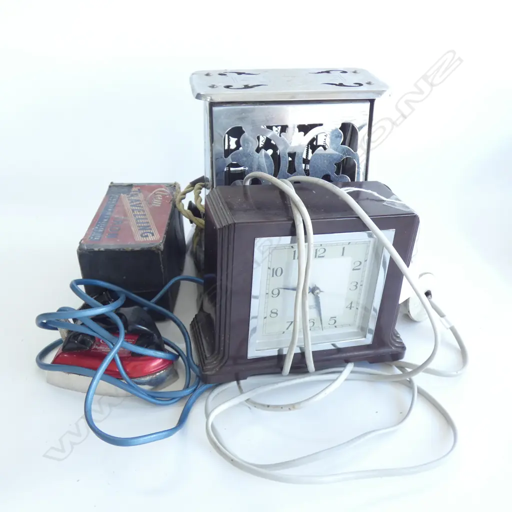 3 OLD ELECTRICAL ITEMS; GEM TRAVELLING IRON (IN BOX) CHROME HOTPOINT TOASTER & BAKELITE MANTLE CLOCK  Image 1++