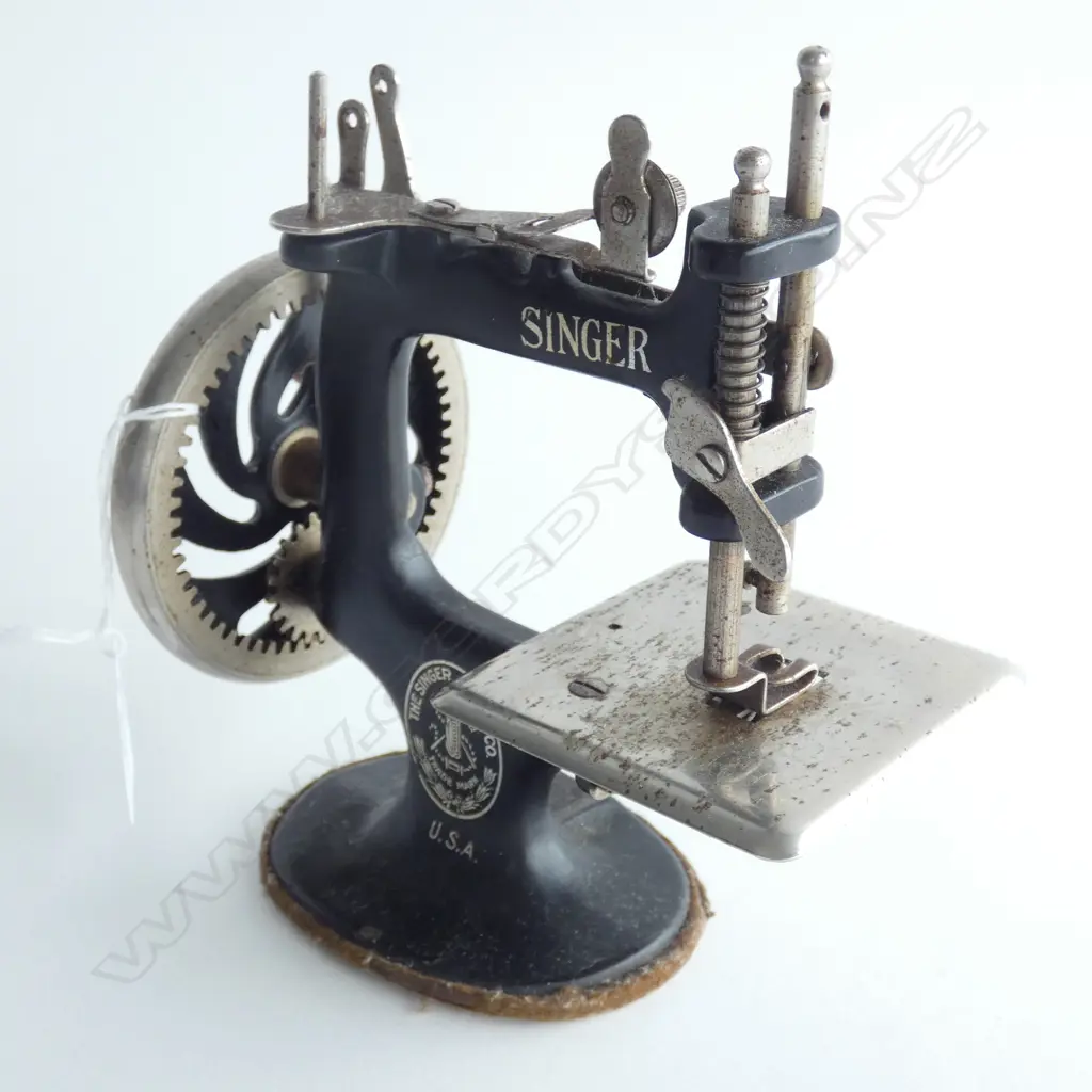 VINTAGE SINGER (USA) CHILD'S SEWING MACHINE Image 1++