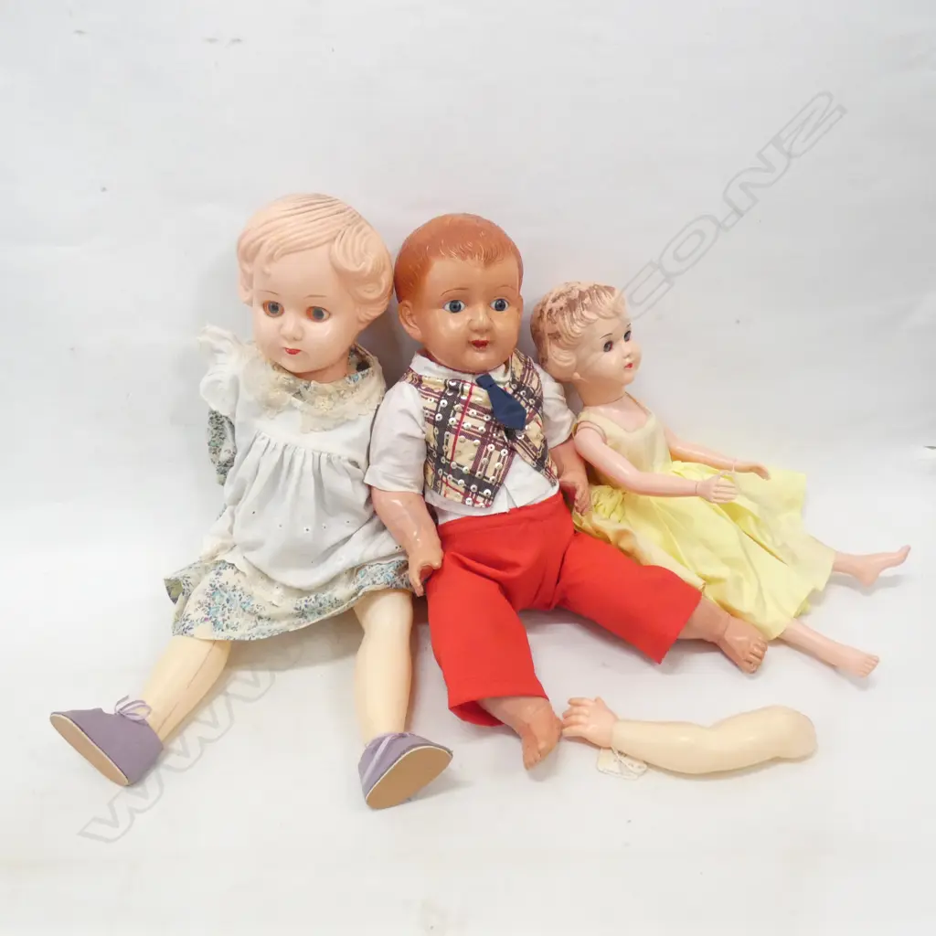 3 VINTAGE PLASTIC DOLLS Image 1++