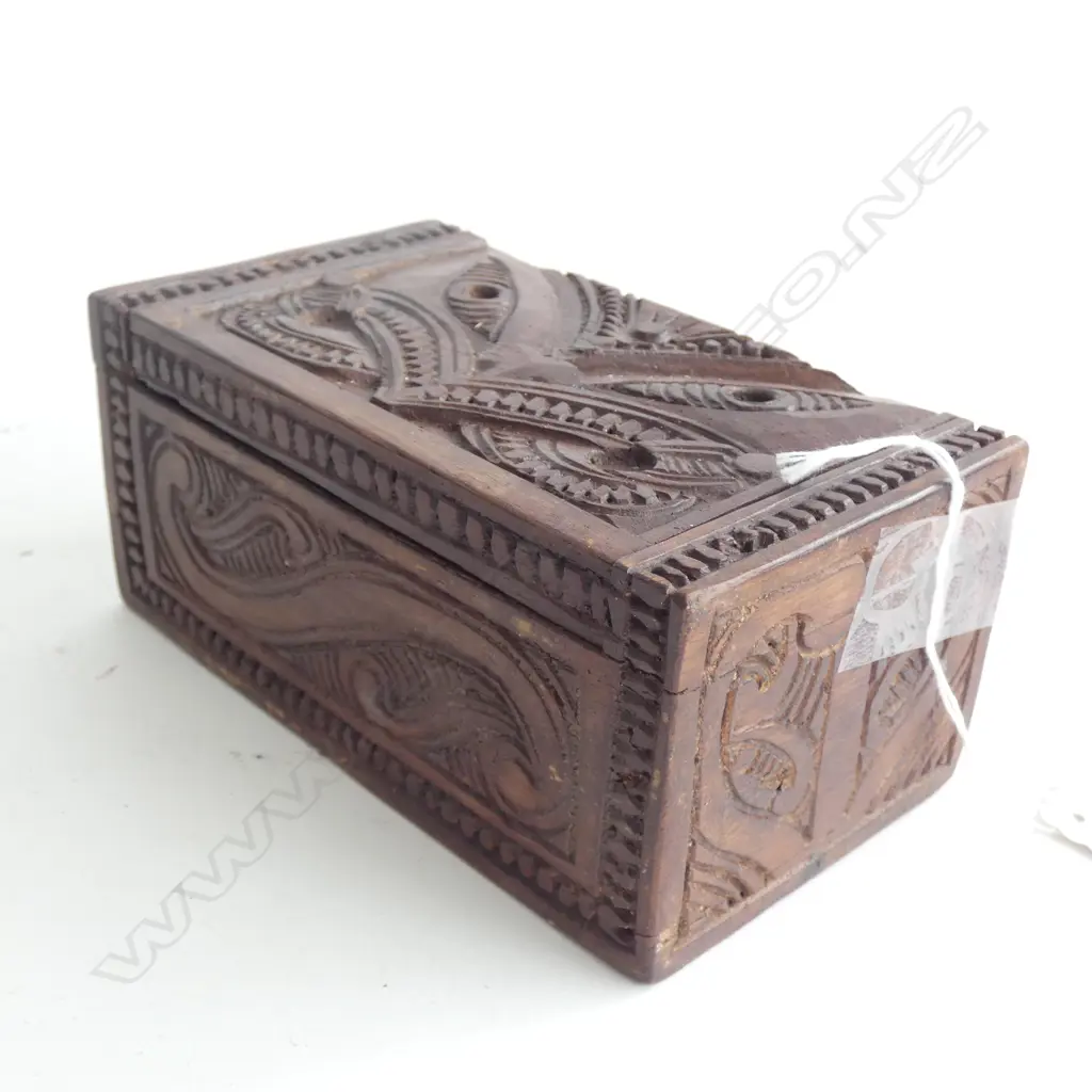 CARVED WOODEN MAORI BOX L.155mm Image 1++