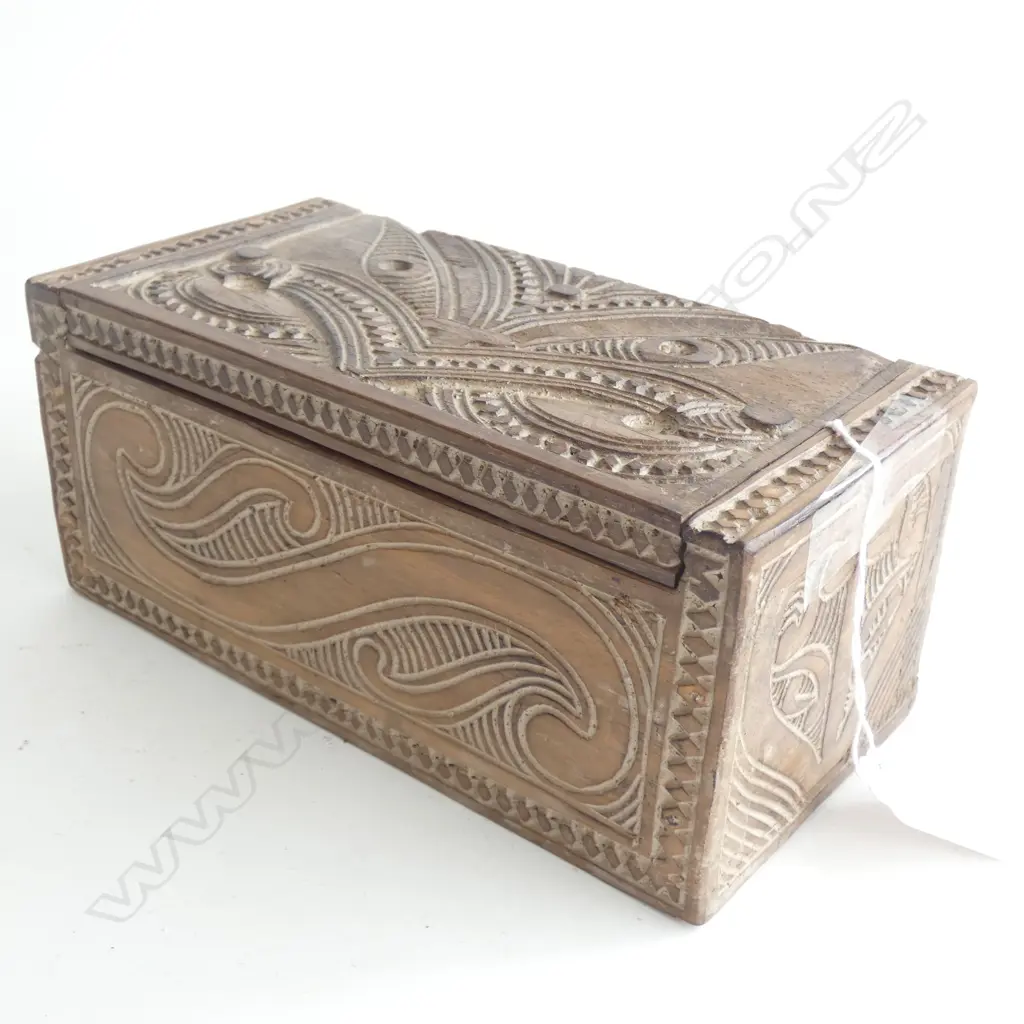 CARVED WOODEN MAORI BOX L.200mm Image 1++