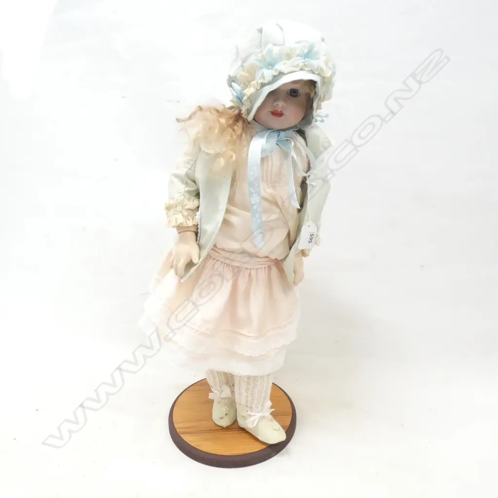 PORCELAIN DOLL ON STAND H.560mm Image 1++