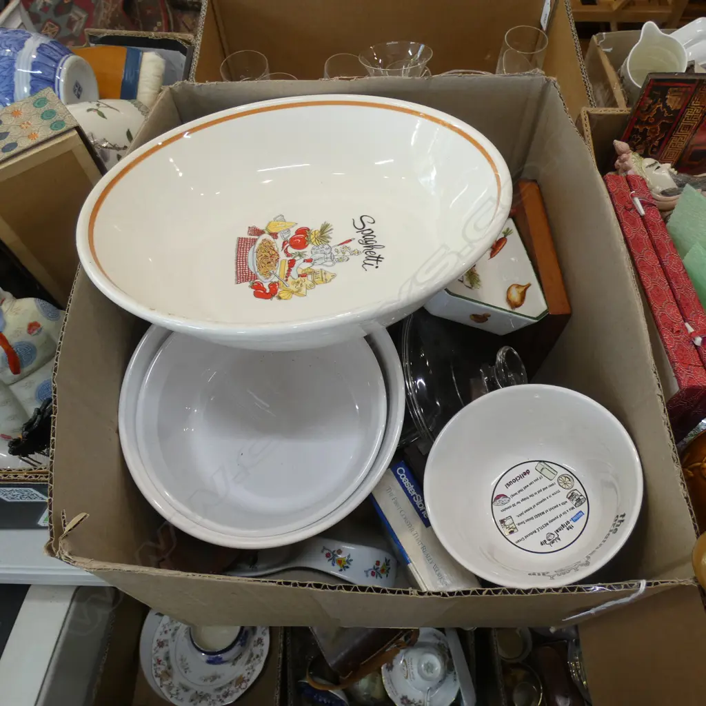 BOX LOT ASST KITCHENWARE; BAKEWARE /  GLASS COOK WARE ETC. Image 1++
