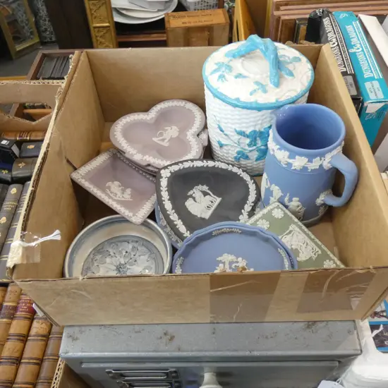 SM BOX WEDGWOOD JASPERWARE INCL. LILAC + VINTAGE CANISTER ETC..