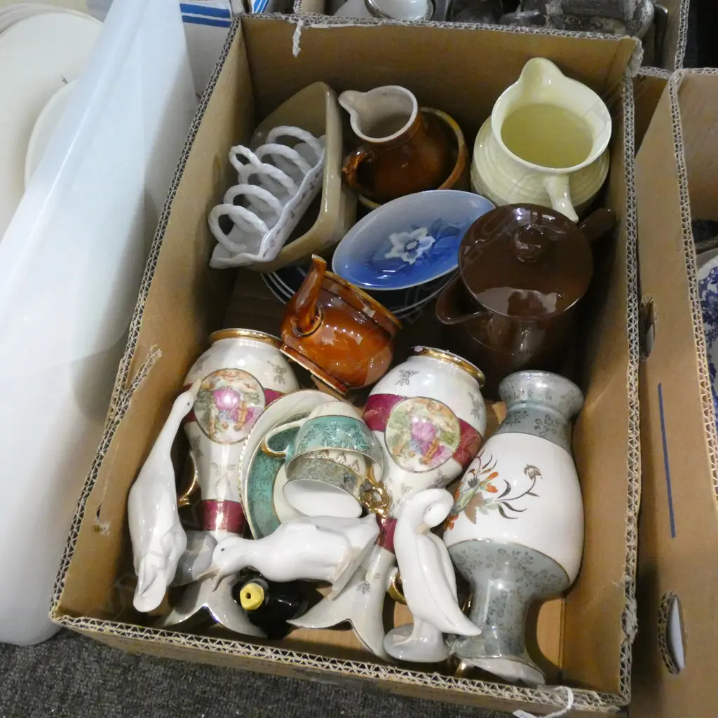 BOX LOT ASST FRENCH COUNTRY KITCHENWARE/ PIE FUNNEL/LUSTRE WARE / LLADRO (A/F) ETC.. Image 1++