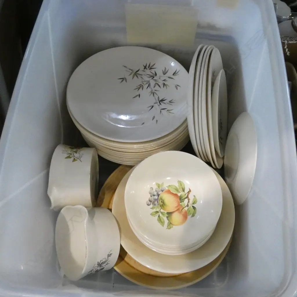 BIG LOT CROWN LYNN & KELSON POTTERY PLATES / BOWLS ETC. VARIOUS PATTERNS Image 1++