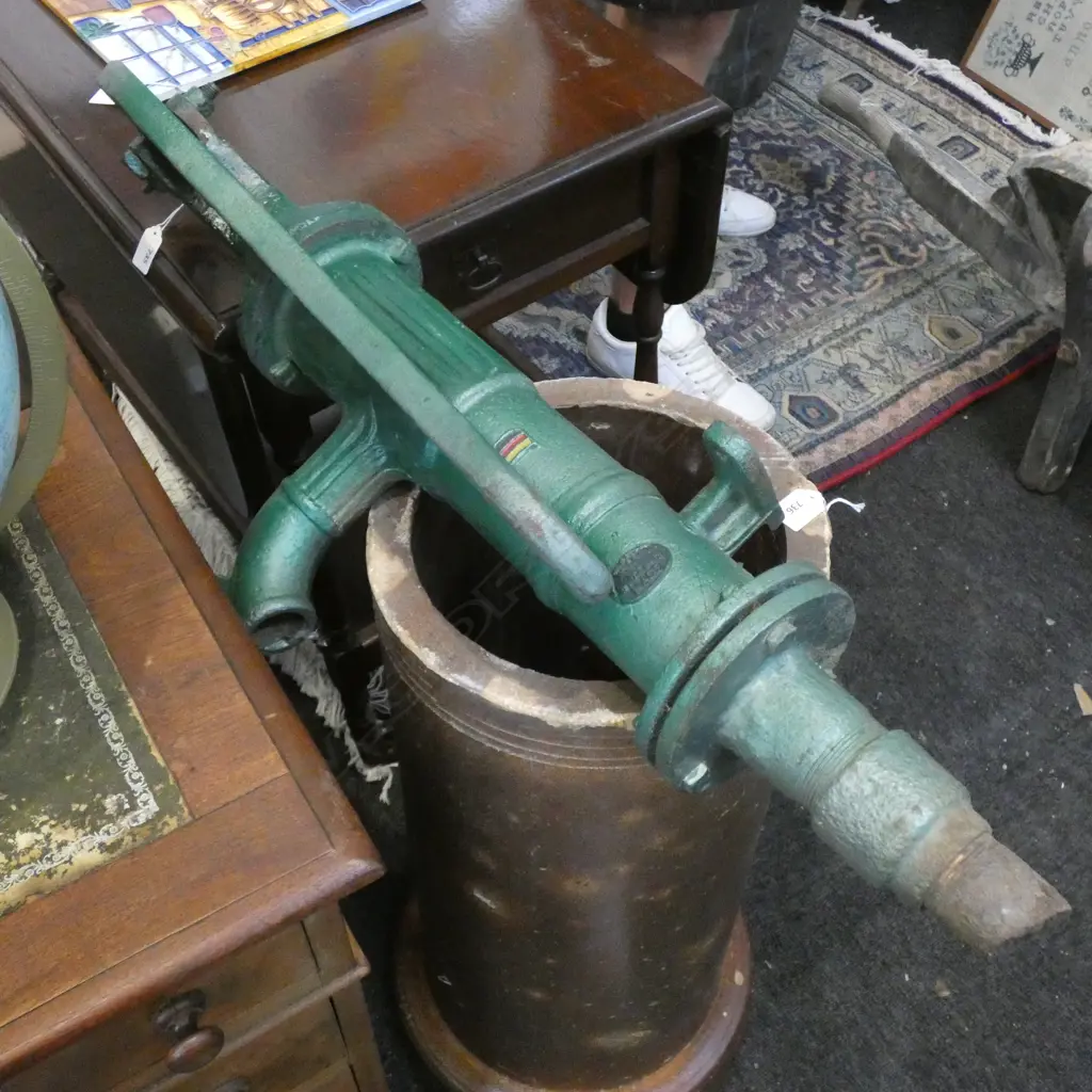 GREEN PAINTED CAST IRON VICTORIAN VILLAGE HAND POWERED WATER PUMP H.810mm Image 1++