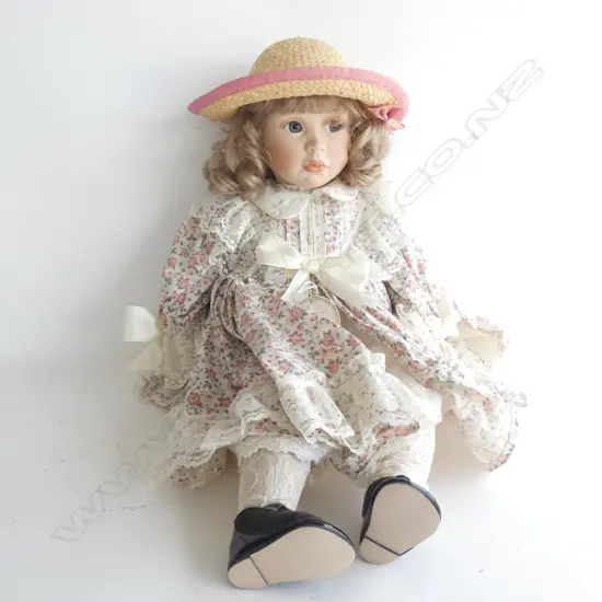 LG JUNE BRISTOW SITTING PORCELAIN DOLL 'ROSIE' H. 430MM 