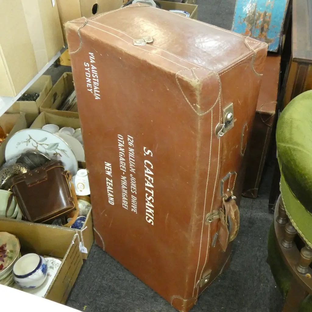 LG LEATHER SUITCASE WITH PRINTED NAMES / NZ / SYDNEY ETC. 900 X 470 X 280MM Image 1++