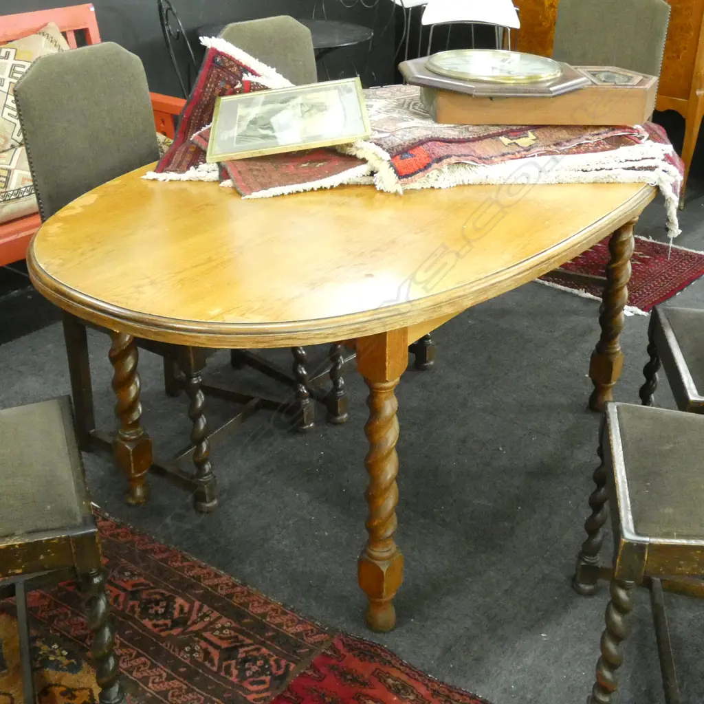 OAK OVAL DINING TABLE w. BARLEY TWIST LEGS Image 1++