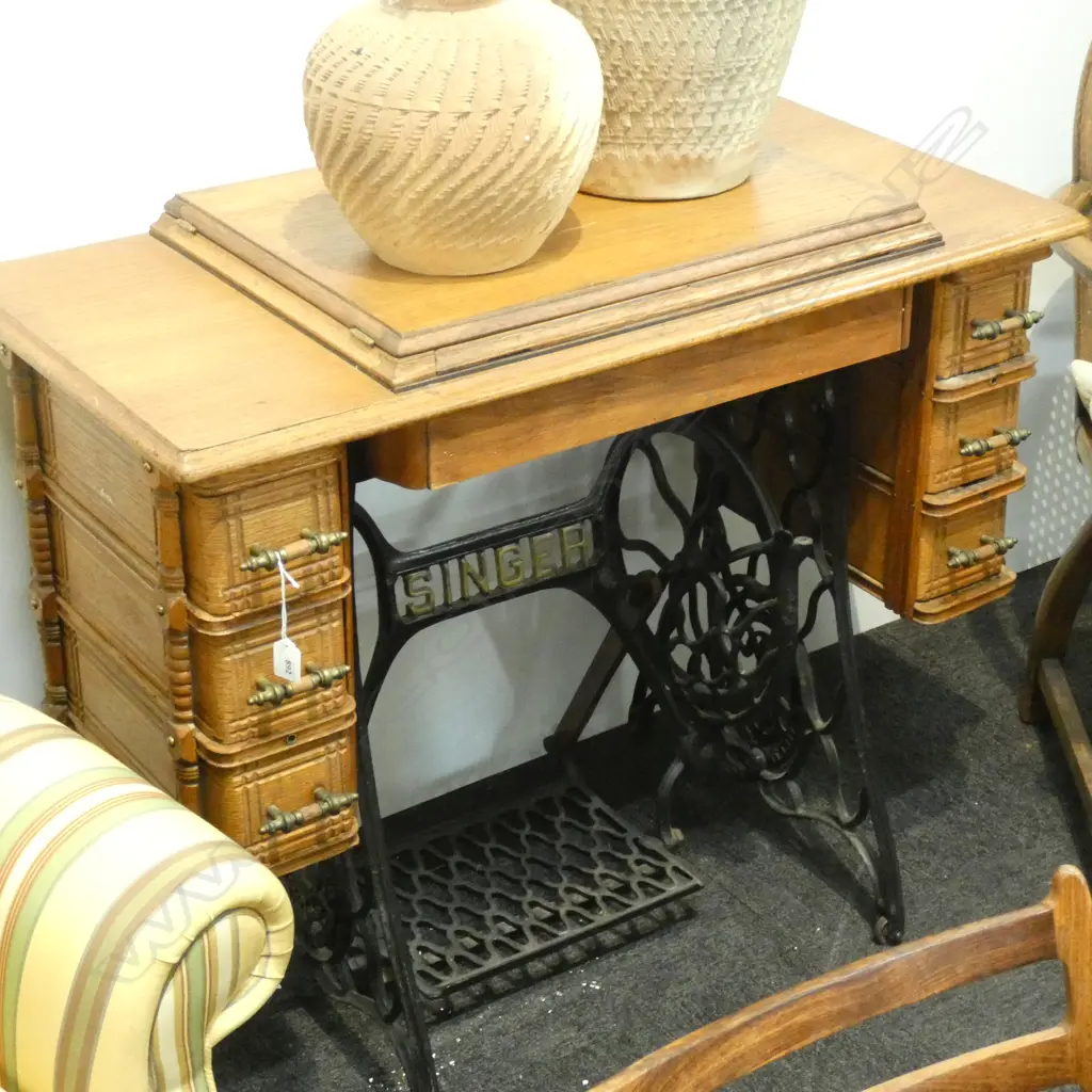 SEWING CABINET w. BACKGAMMON  Image 1++