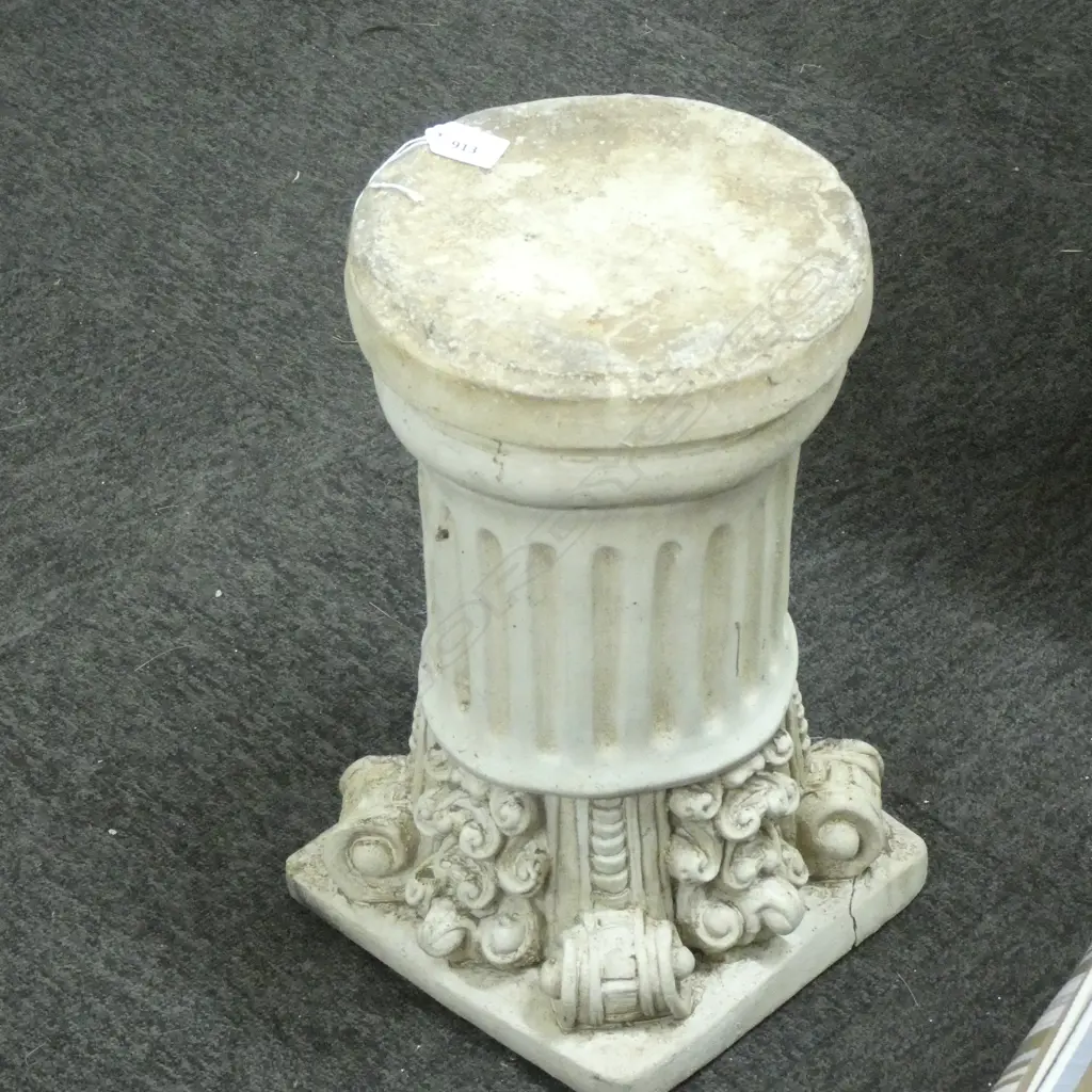 CONCRETE COLUMN BASE H.410mm BASE CHIPPED Image 1++