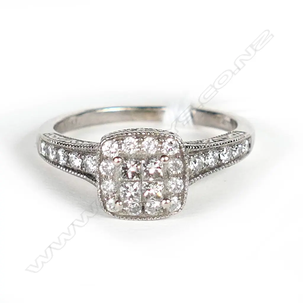 14CT WHITE GOLD DIAMOND CLUSTER RING Image 1++